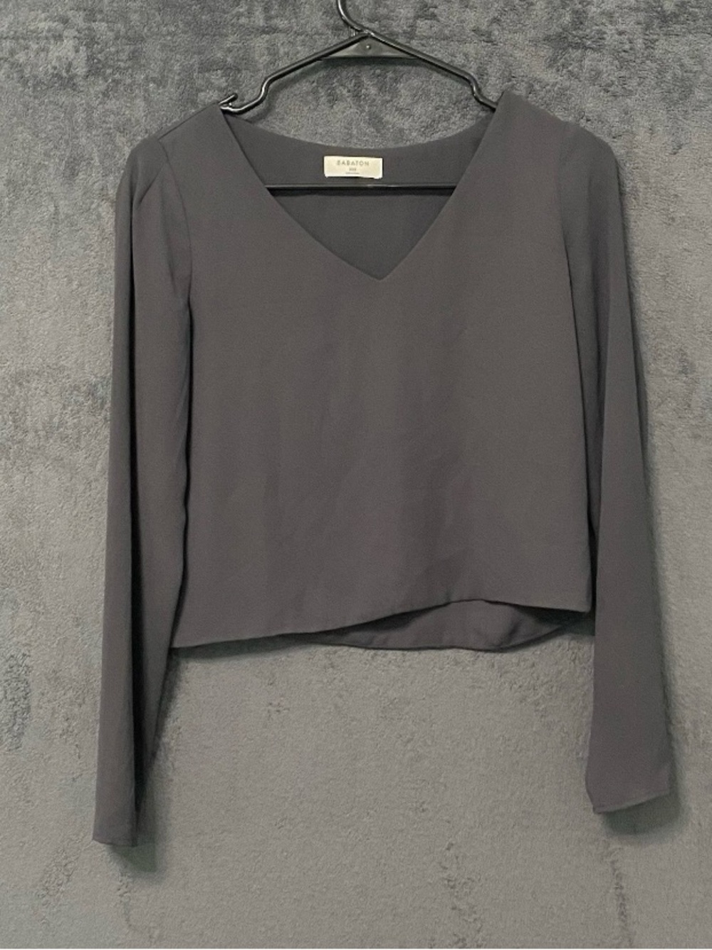 Aritizia Babaton Murphy Blouse Womens XXS Gray V-Neck Cropped Long Sleeved Top